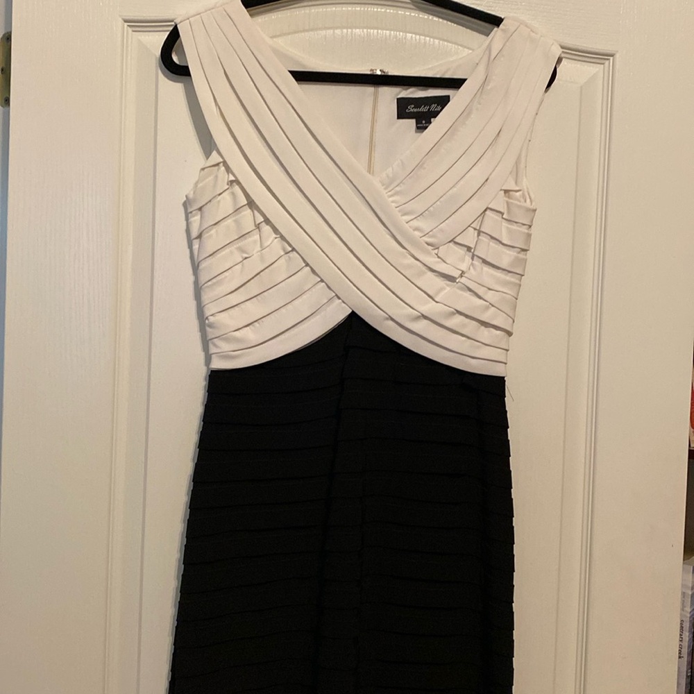 Super Cute Black & White Pleated Dresss